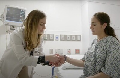 Кодирование Аквилонг в Новотроицке Врач держит пациентку за руку