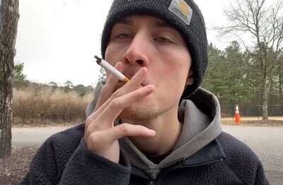 Лечение зависимости от табакокурения в Новотроицке Мужчина с сигаретой делает затяжку