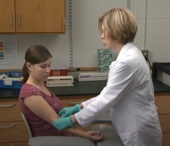 Лечение зависимости от аптечных препаратов в Новотроицке Врач делает инъекцию пациентке